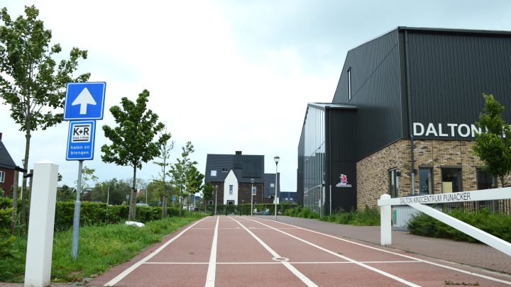 De Kiss&Ride doet tijdens schooltijden dienst als extra speelplein