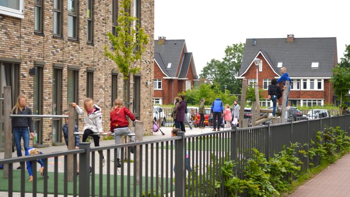 Spelen voor het Kindcentrum en de kinderen uit de buurt. Robuust met voldoende jong groen, dat nog wel wat mag groeien.