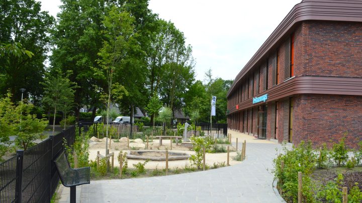 Lesmiddelen in het terrein. Alles in de  groene parkomgeving. Het groen op het eigen terrein mag nog wat groeien